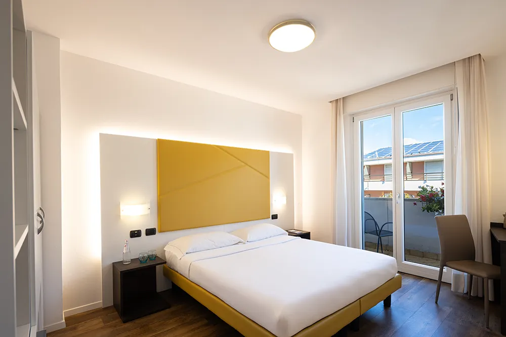 Camera moderna con letto matrimoniale