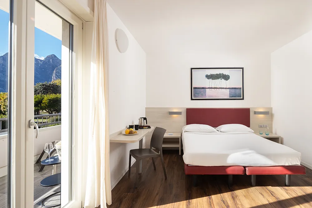 Camera d'albergo moderna e luminosa