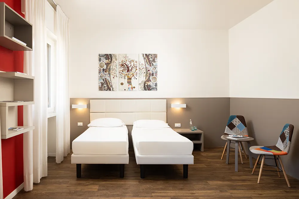 Camera con letti singoli e decorazioni