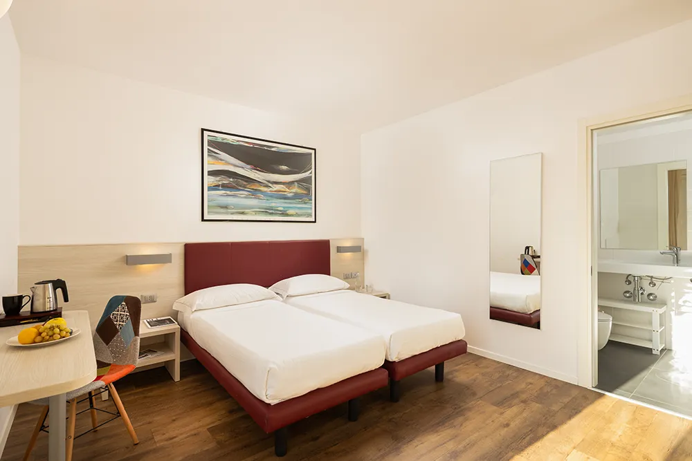 Camera d'albergo moderna e luminosa