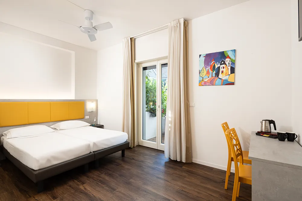 Camera moderna con letto matrimoniale.