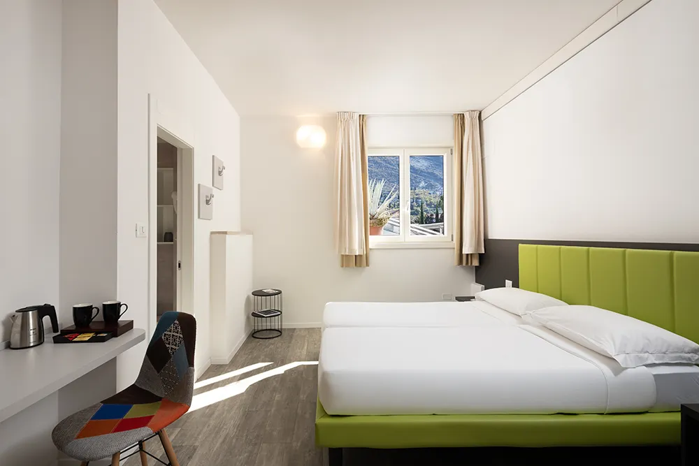 Camera moderna con letto matrimoniale.