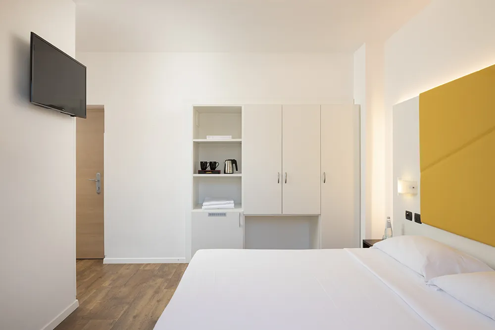 Camera moderna con letto e TV