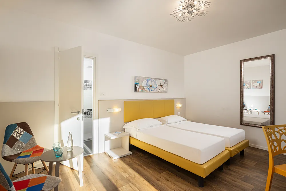 Camera moderna con letti singoli.