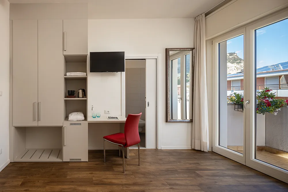 Camera moderna con vista e arredamento