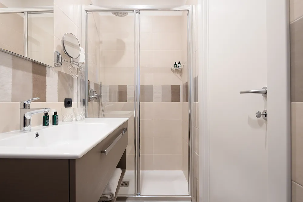 Bagno moderno con doccia e lavabo