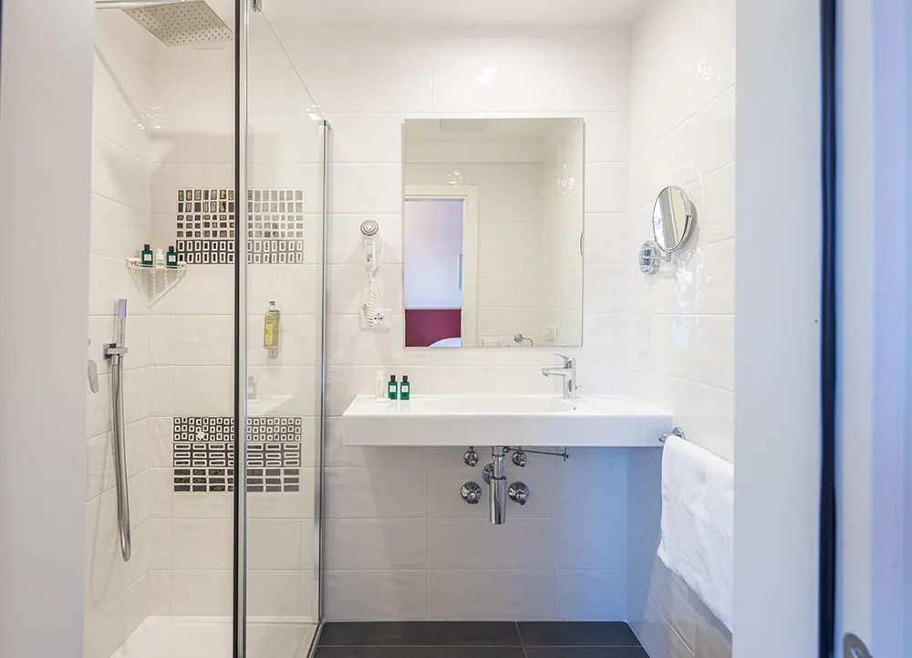 Bagno moderno con doccia e specchio