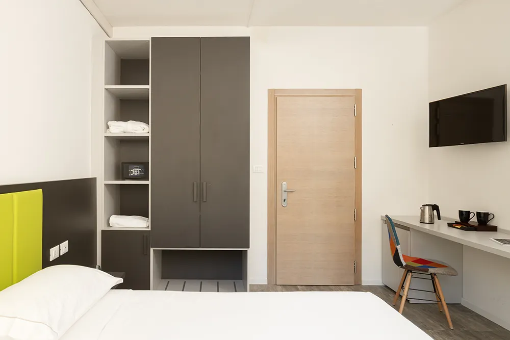 Camera moderna con arredamento semplice