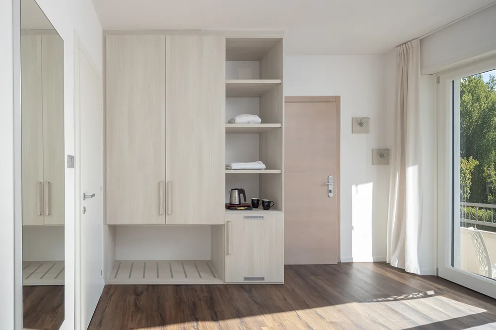 Camera moderna con armadio e specchio