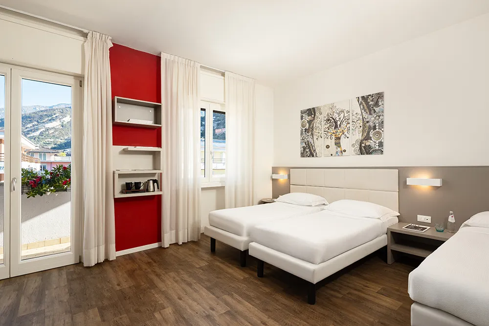 Camera d'albergo moderna e luminosa