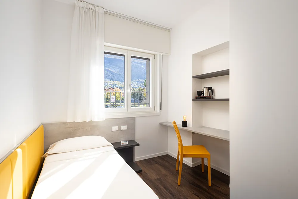 Camera semplice con vista montagna.