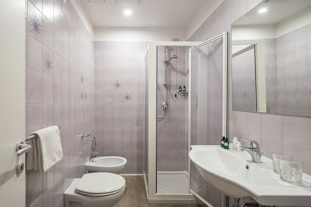 Bagno moderno con piastrelle viola
