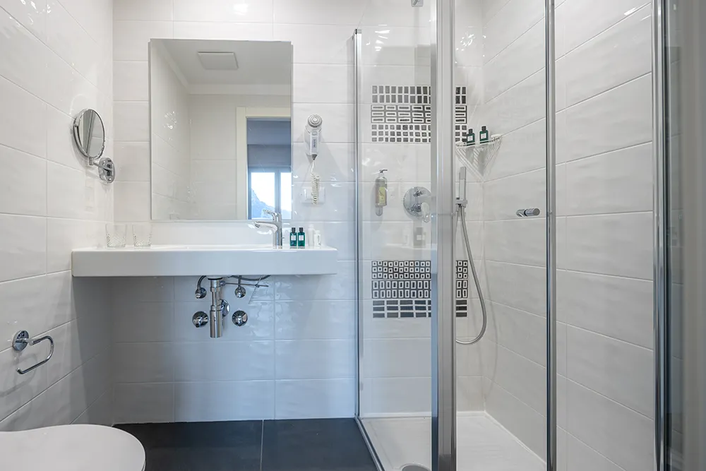 Bagno moderno con doccia e specchio