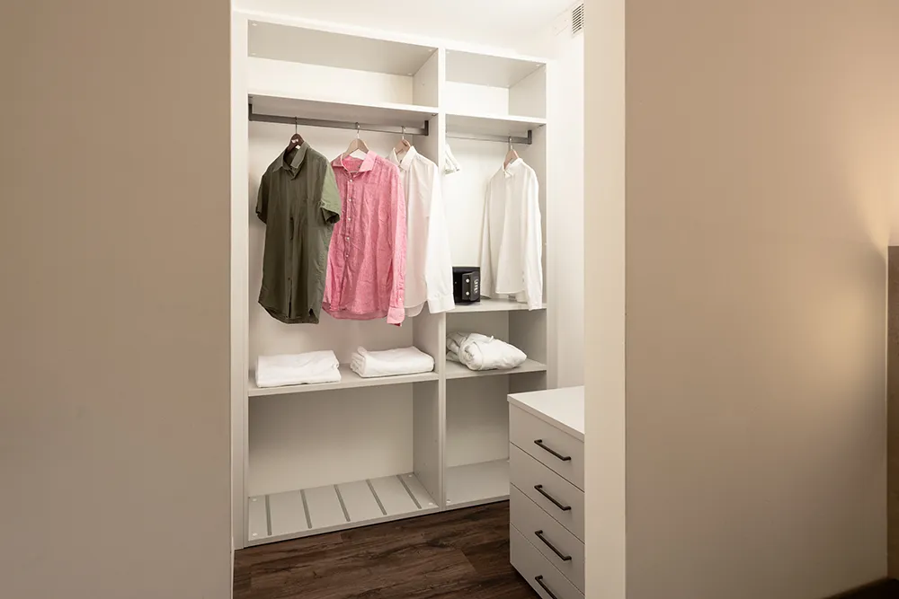 Armadio con abiti e biancheria