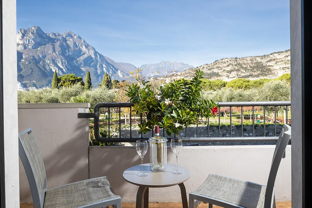 Balcone con vista montagna e giardino