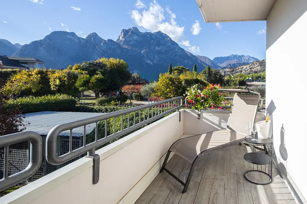 Balcone con vista montagna e giardino