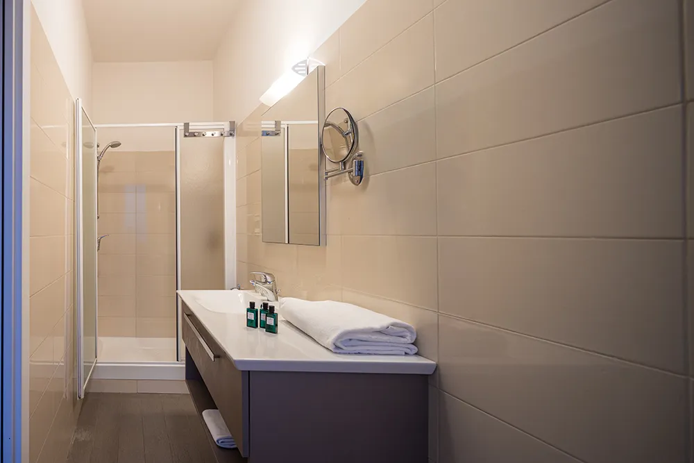 Bagno moderno e ben arredato