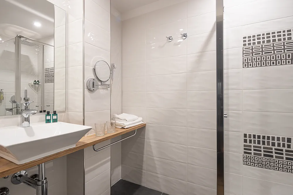 Bagno moderno con piastrelle bianche