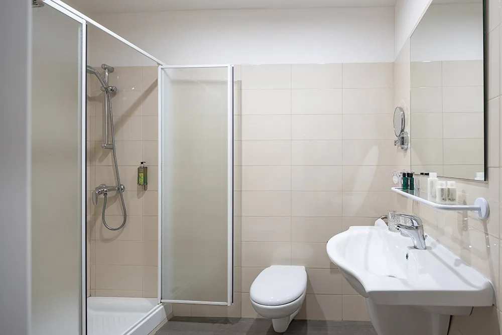 Bagno moderno con doccia e lavabo