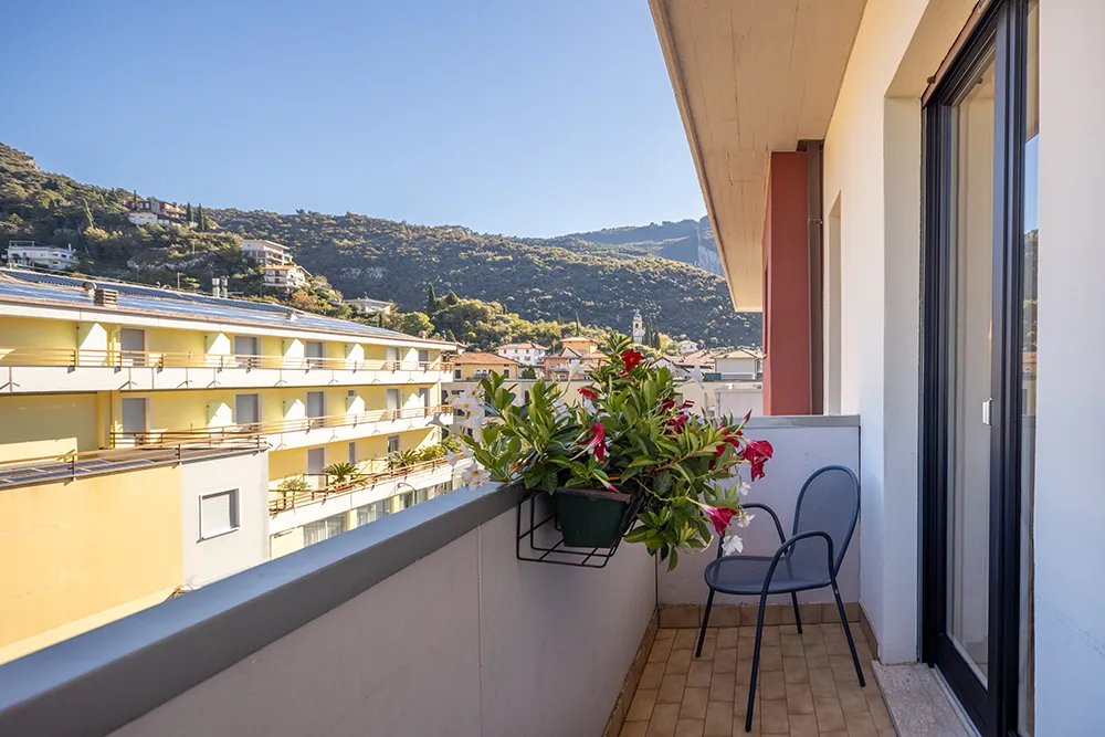 Balcone con vista montagna e fiori