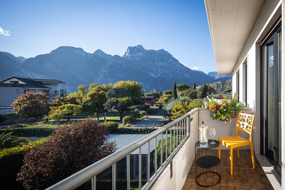 Balcone con vista montagna e natura
