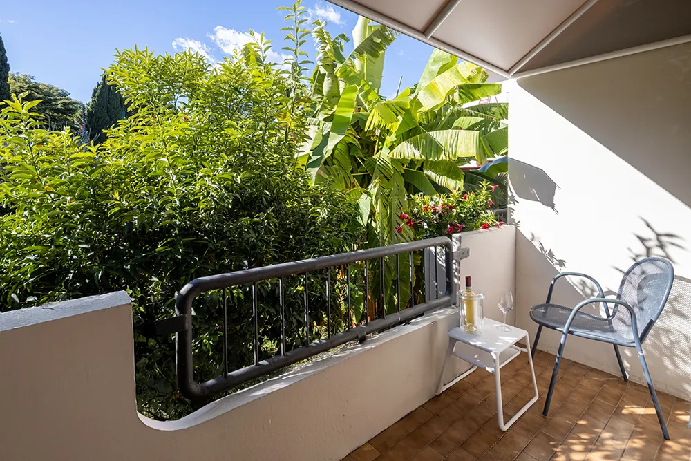 Balcone con piante e sedie