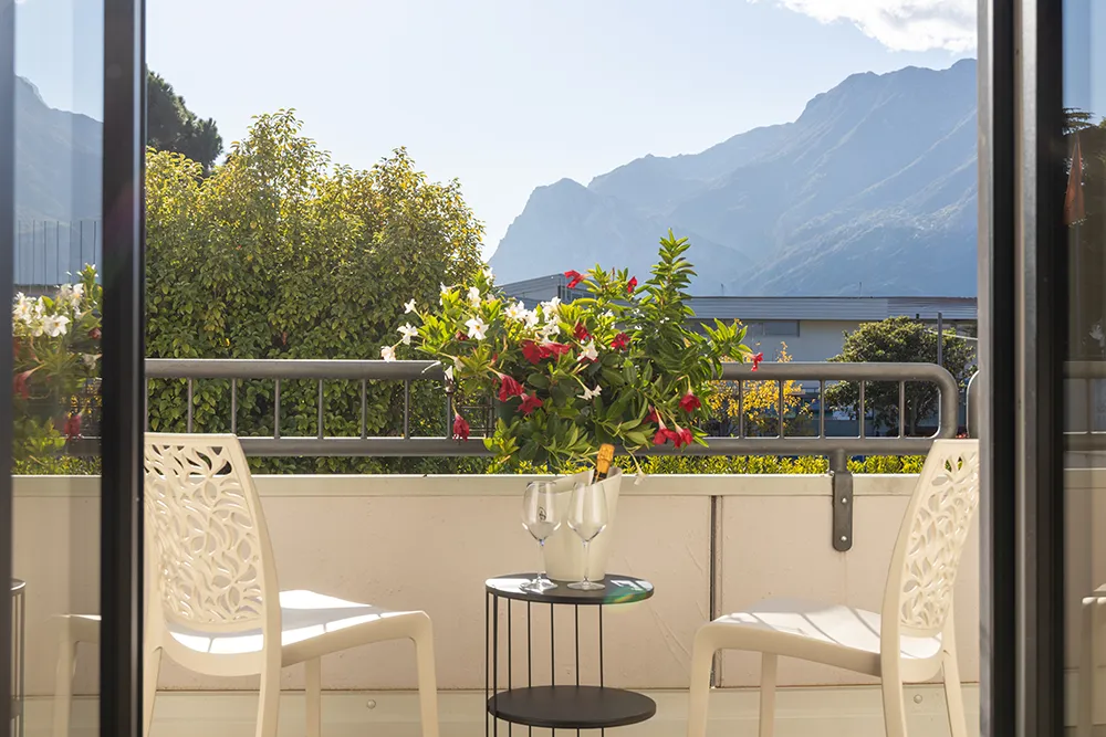 Balcone con vista montagna e fiori